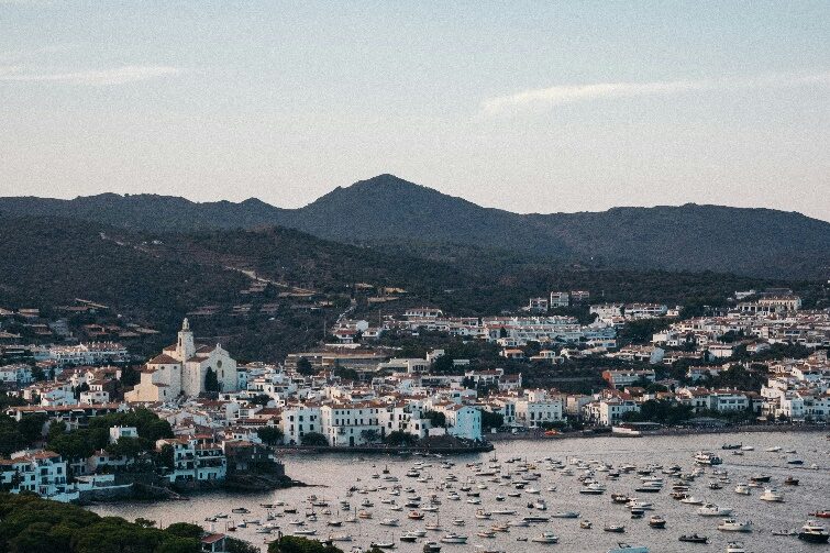 Vue aérienne d'un village côtier avec des bateaux dans la baie.